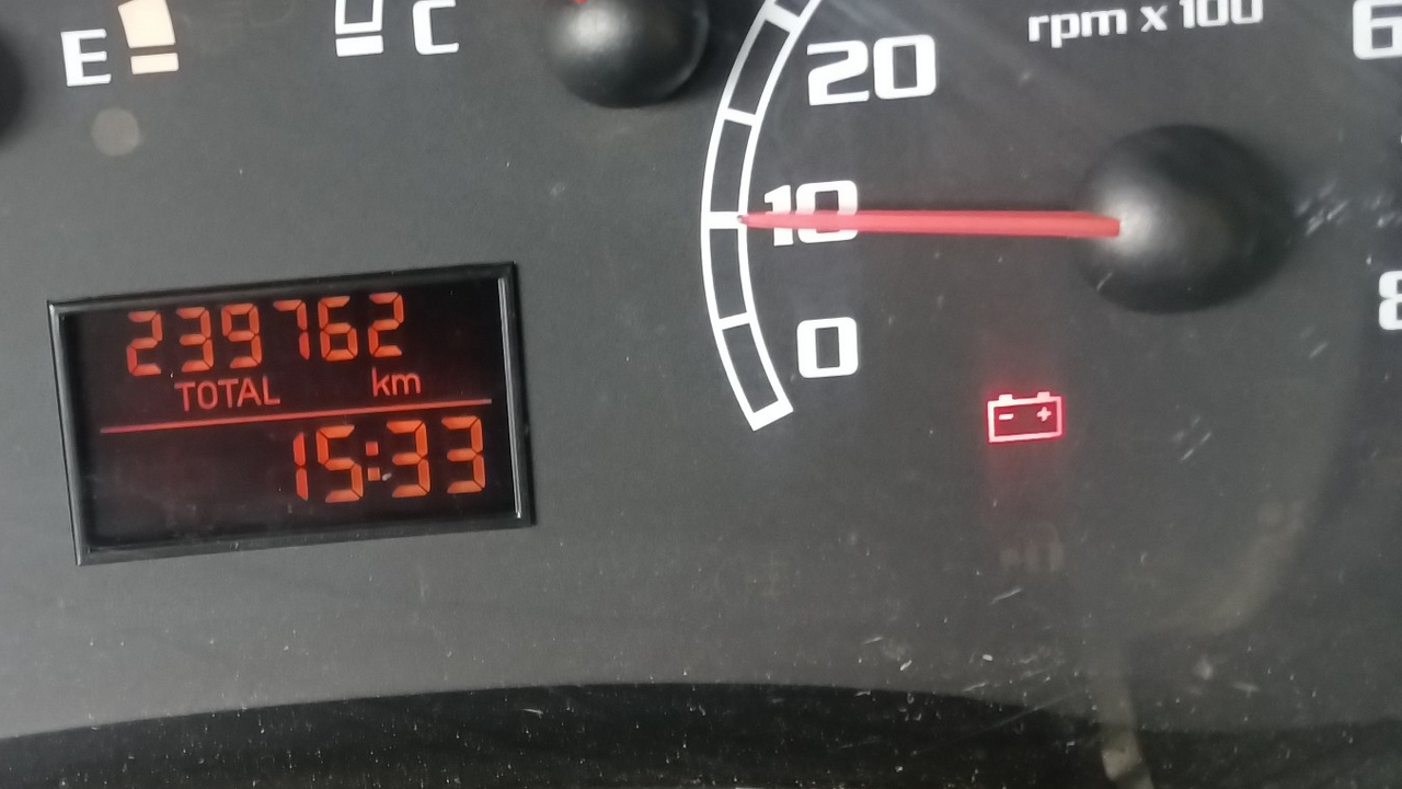 Şarj Dinamosu Arıza Yaptığı Zaman Gösterge Ekranında Akü Işığı Yanar