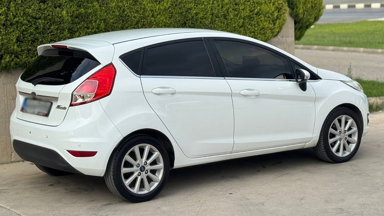 Ford Fiesta Arka ve Yandan Görünüm