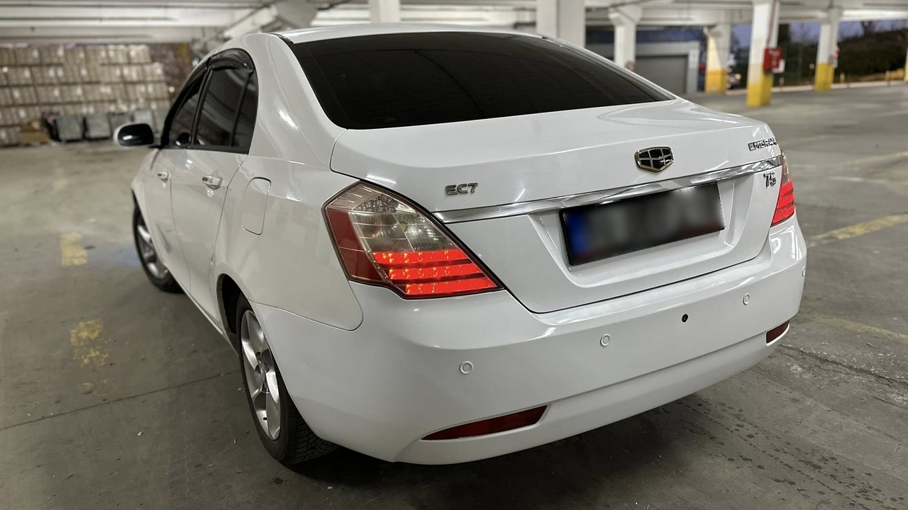 Geely Emgrand Arkadan Görünüm