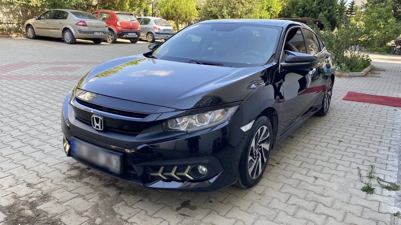 Honda Civic FC5 Önden Görünüm