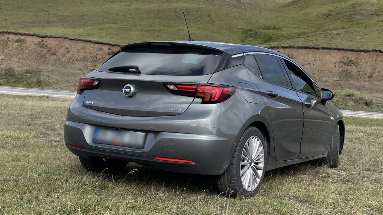 Opel Astra K Arkadan Görünüm