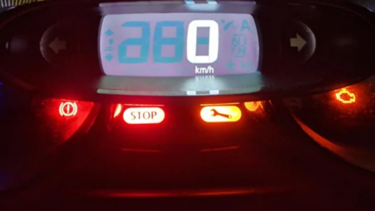 Renault CLio Gösterge Panelinde Yanan STOP Uyarı Işığı