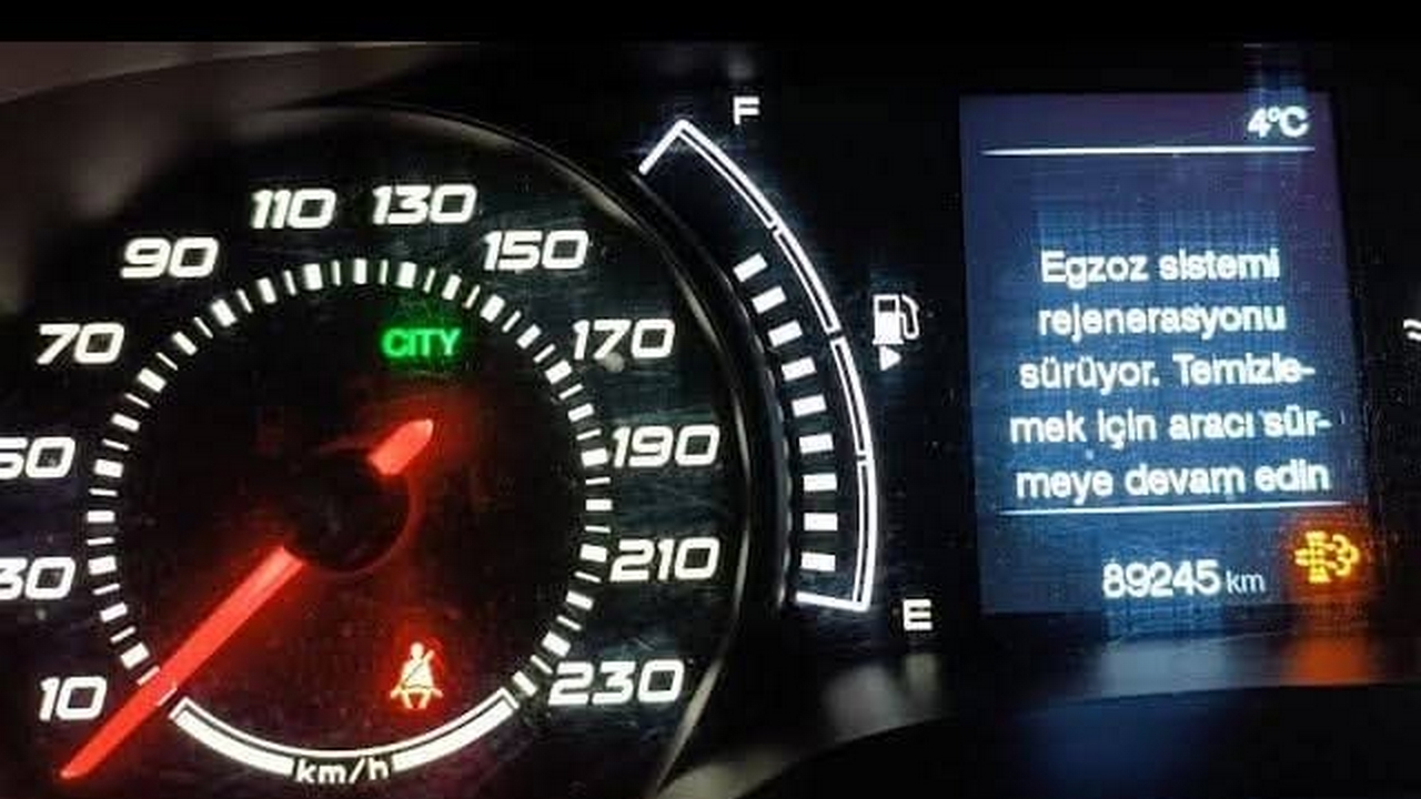 Fiat Egea Gösterge Ekranında Egzoz sistemi rejenarasyonu sürüyor. Temizlemek için sürmeye devam edin uyarısı