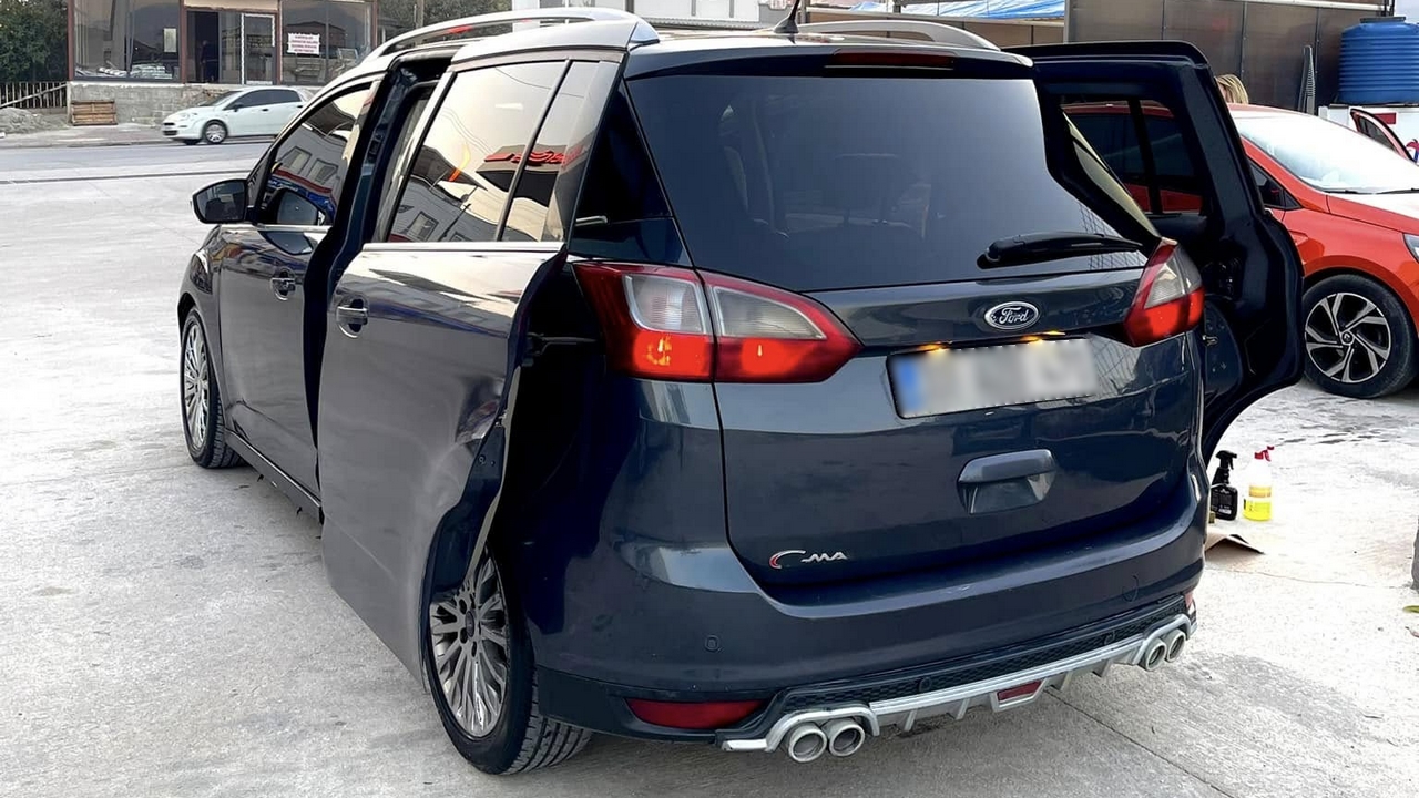 Ford Grand C-Max Açılır Sürgü Kapılara Sahiptir