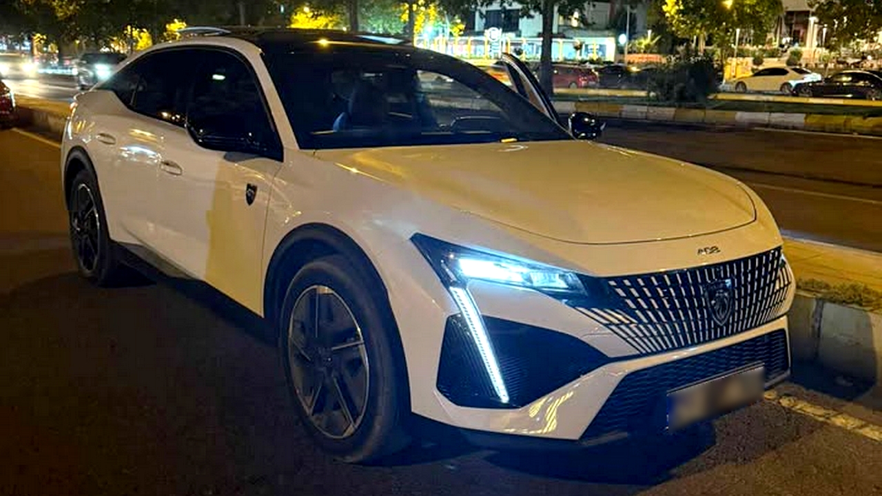 Peugeot 408 GT Ön LED Far Tasarımı Gece Görünümü